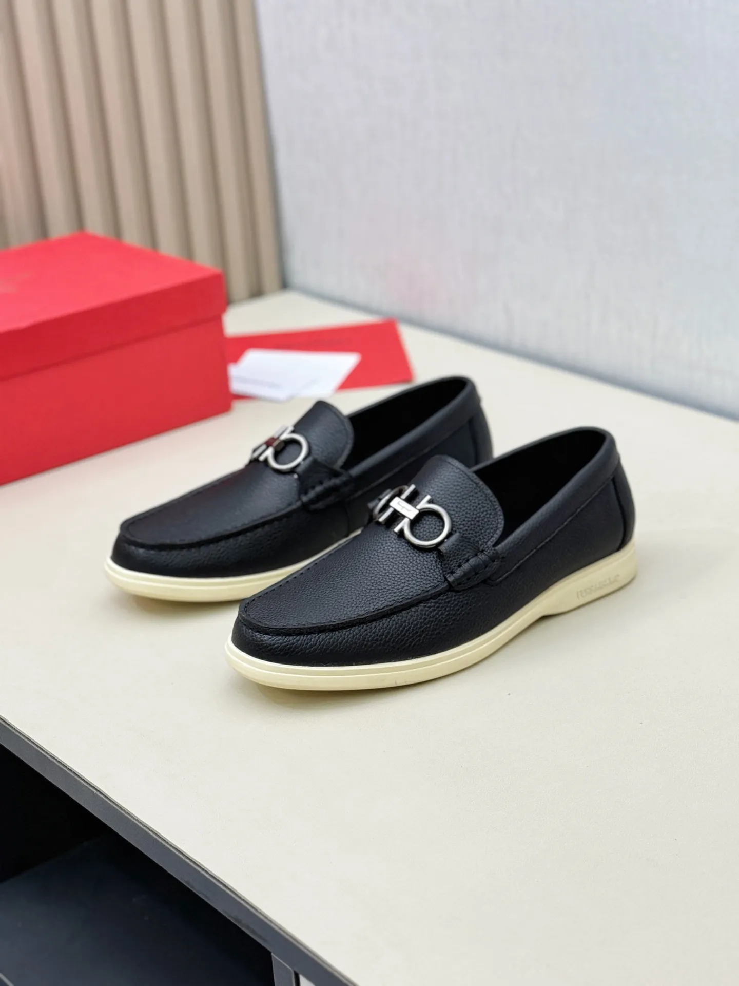 [Ferragamo] P: 580💰 Number of yards: 38~44 (45 orders are non-returnable) Ferragam's new men's driving shoes, the fabric is made of imported cowhide, with visible texture, heavy industrial stitching, dyed calfskin inside, standard logo cowhide feet, big-name experience, soft and comfortable on the feet, a men's favorite, special non-slip and wear-resistant rubber soles, easy to handle various occasions, with original box packaging!